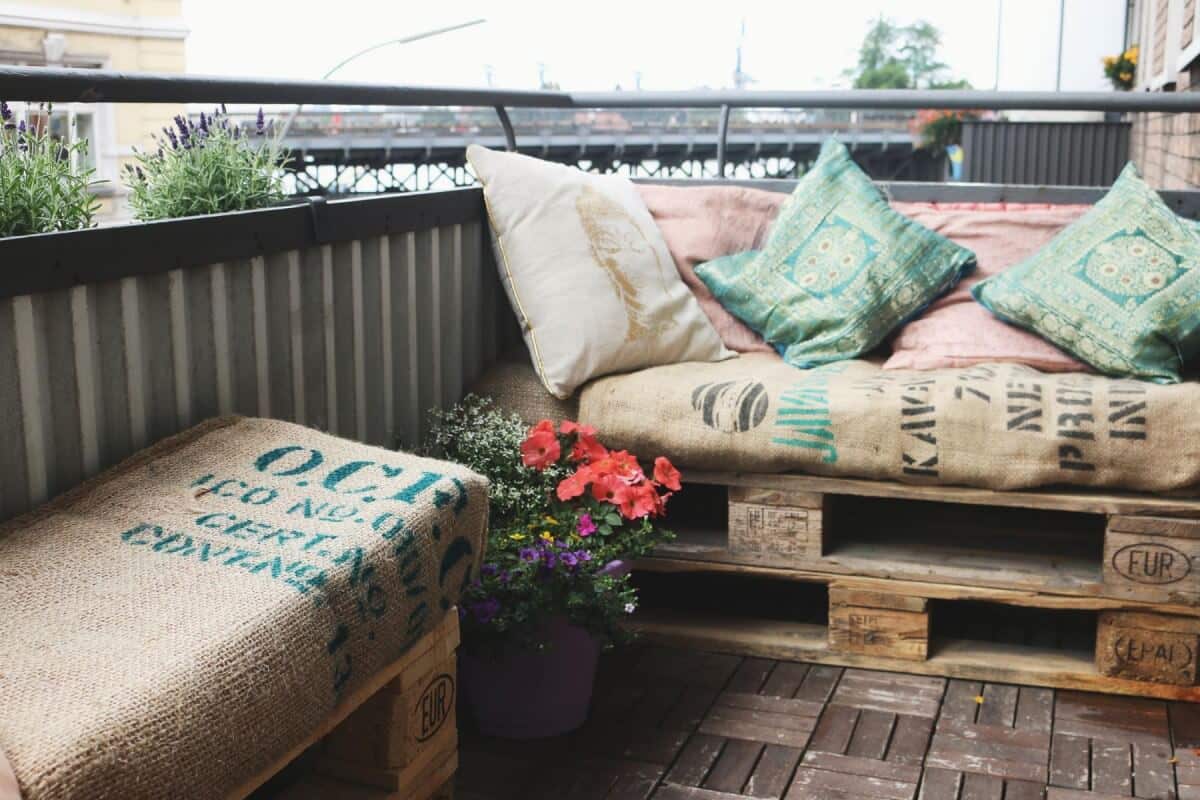 Balkonmöbel aus Europaletten-Europaletten-Balkonmöbel-Saris-Garage-DIY-Sari