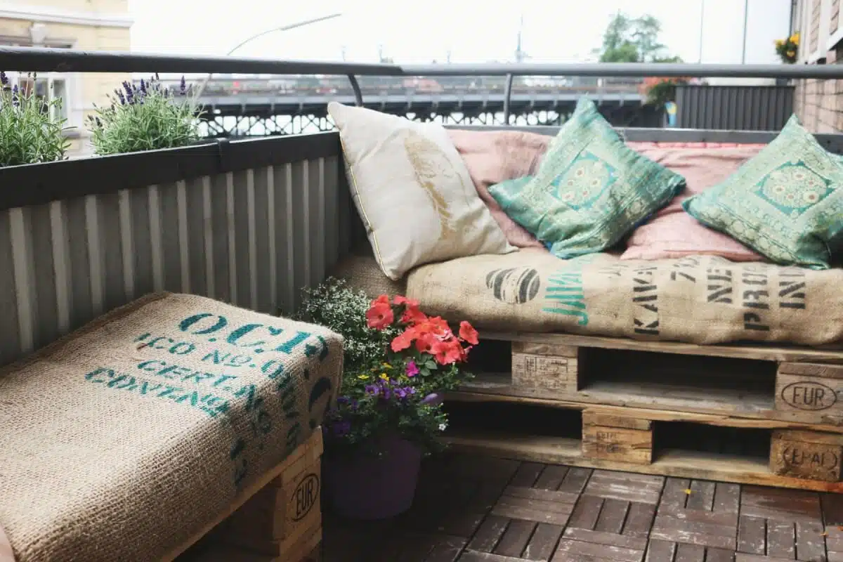 Balkonmöbel aus Europaletten-Europaletten-Balkonmöbel-Saris-Garage-DIY-Sari