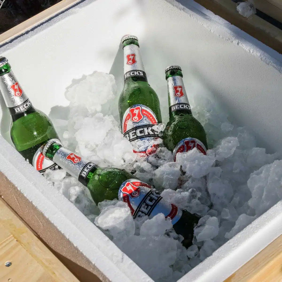 Gartenmöbel aus Paletten- Grilltisch mit Kühlbox-2