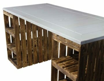 Holzkisten Schreibtisch mit weißer Tischplatte
