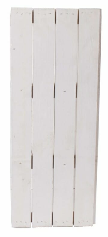 Holzschrank aus Holzkisten in weiß