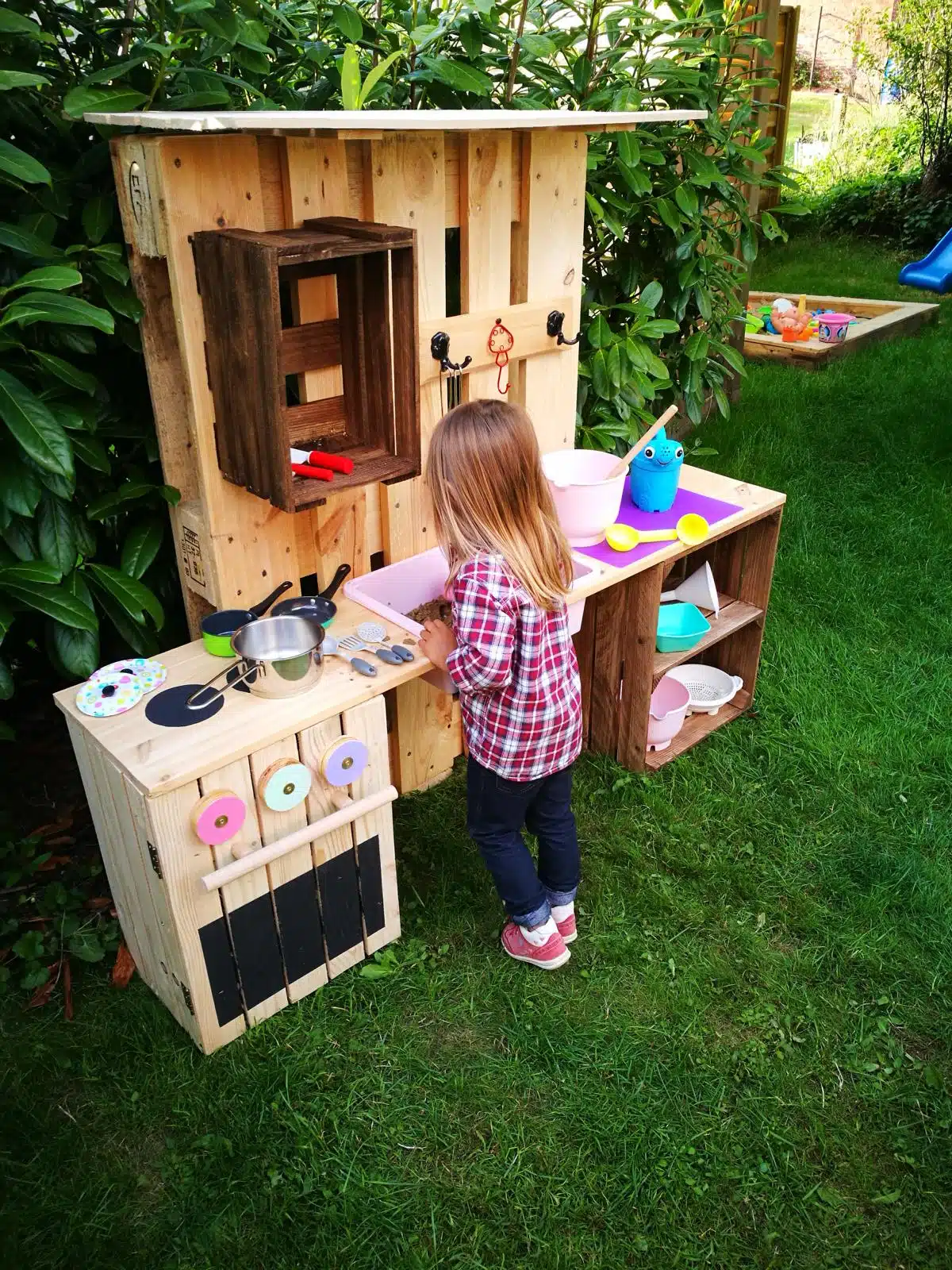 Kinderküche-selber-bauen-Garten