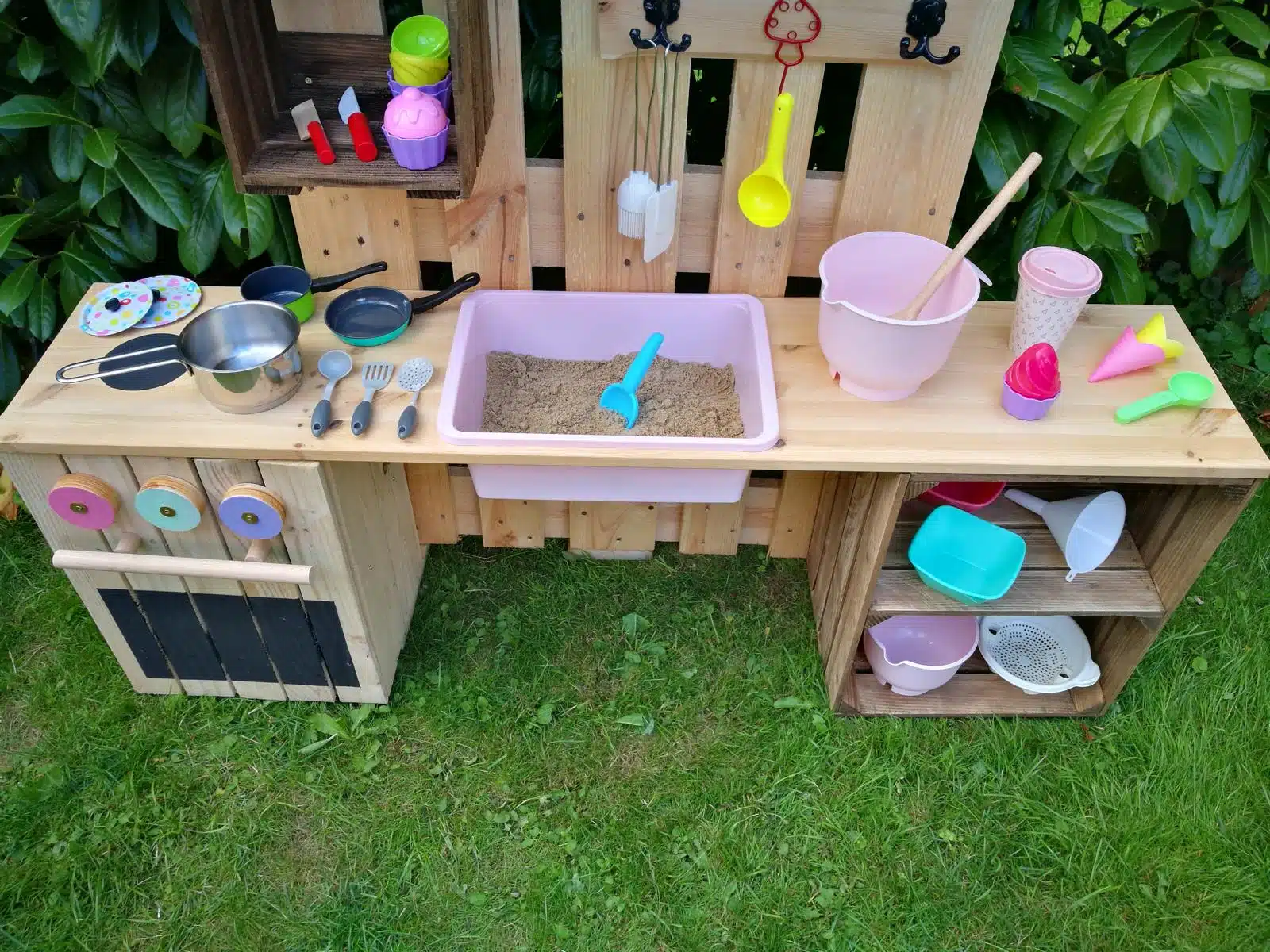 Kinderküche-selber-bauen-Garten