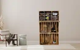 Minibar aus Holzkisten