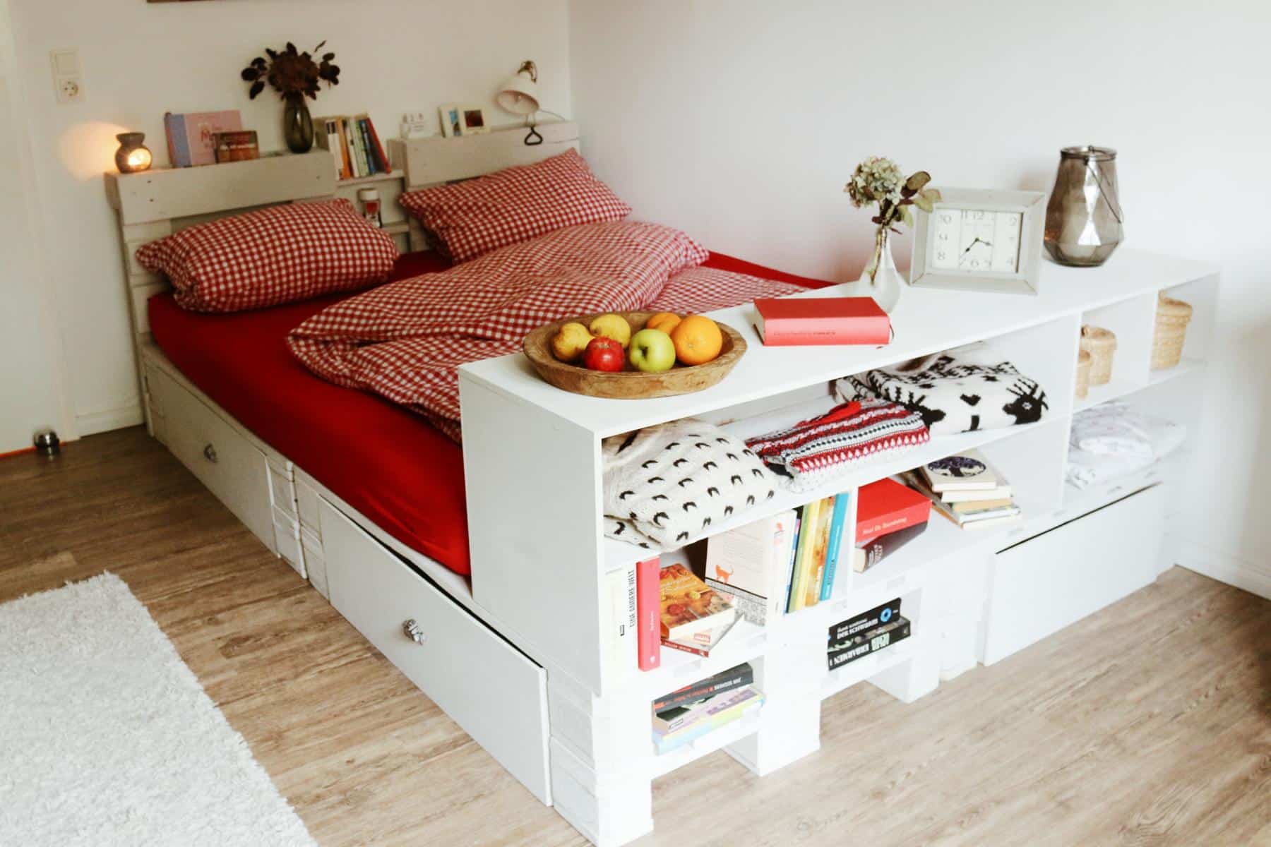 Palettenbett Bett aus Europaletten DIY Saris Garage