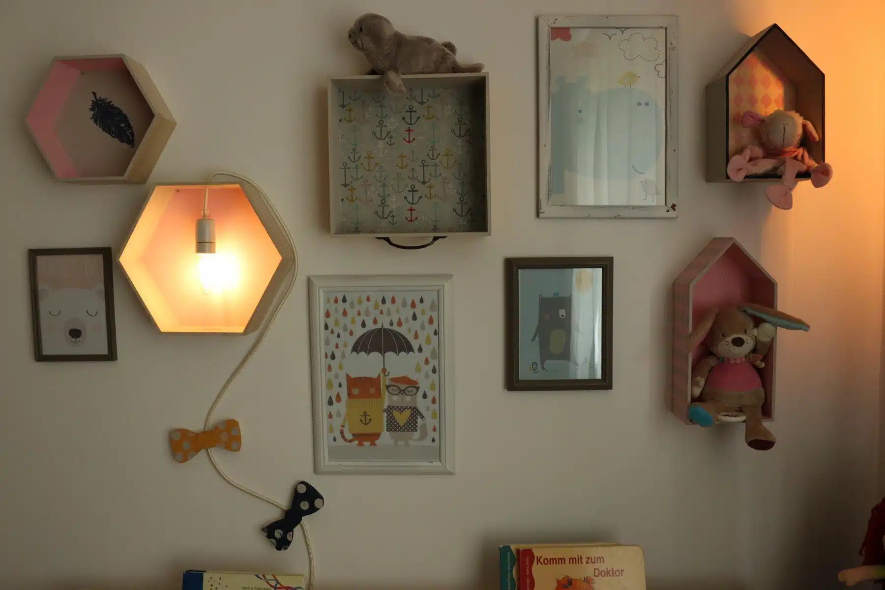 Bilder und Vintage Lampen Deko im Kinderzimmer