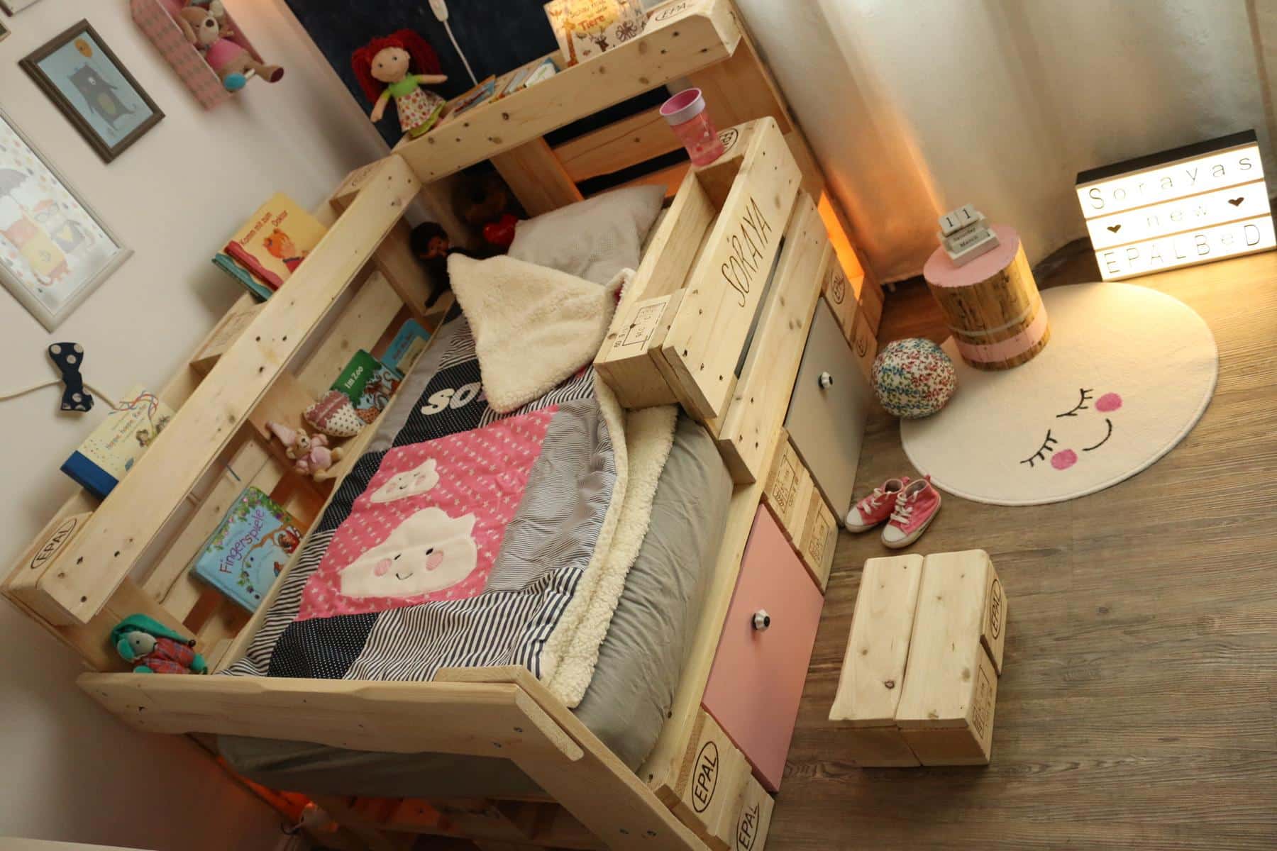 Palettenbett im Kinderzimmer