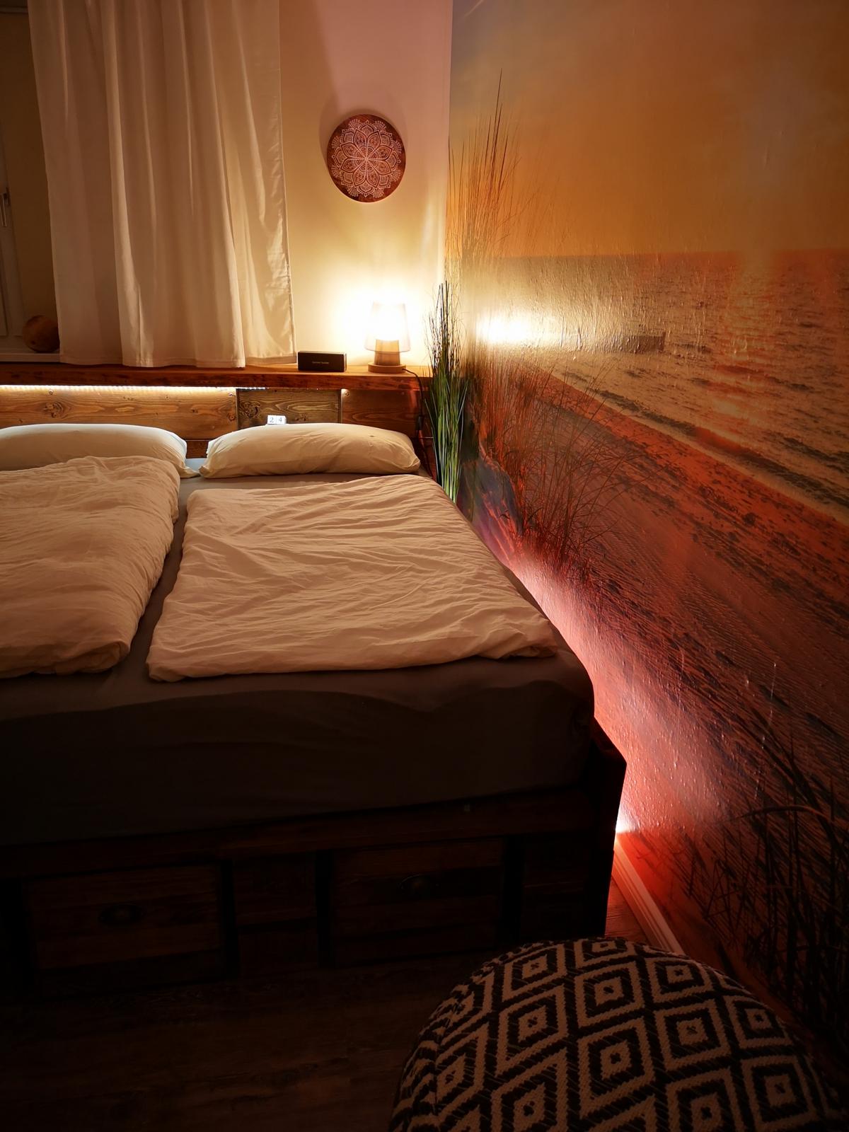 Bett aus Paletten LED Lichterkette