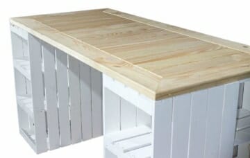 Schreibtisch aus weißen Holzkisten mit heller Tischplatte