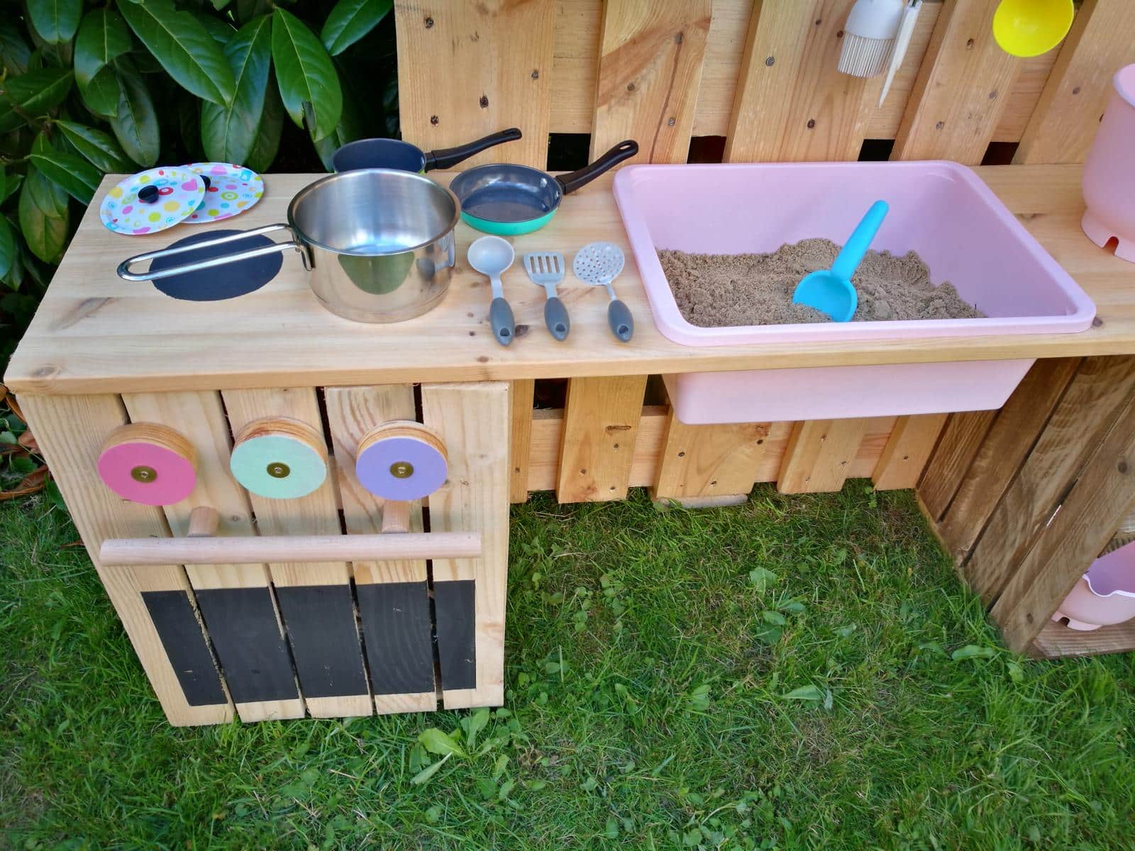 Spielküche-selber-bauen-aus-Paletten