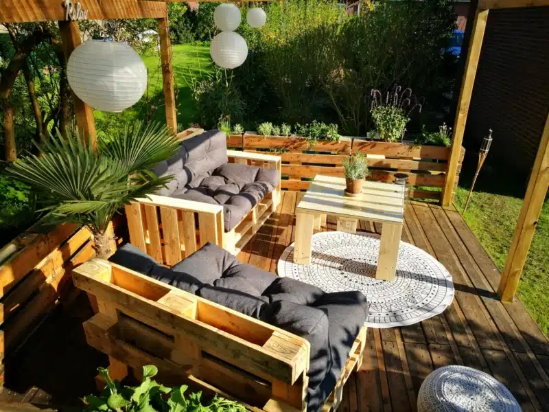 Terrasse aus Paletten im Garten bauen