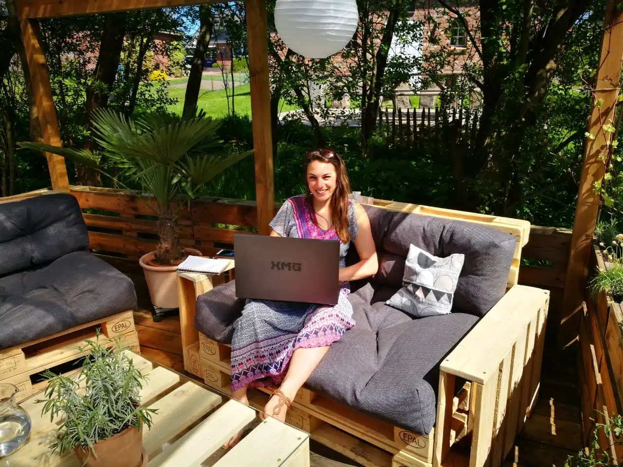 Terrasse aus Paletten im Garten