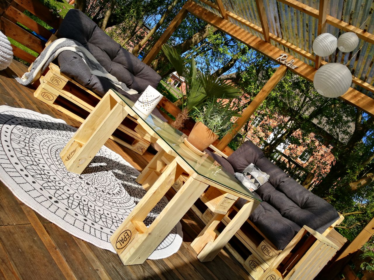 Terrasse aus Europaletten im Garten bauen