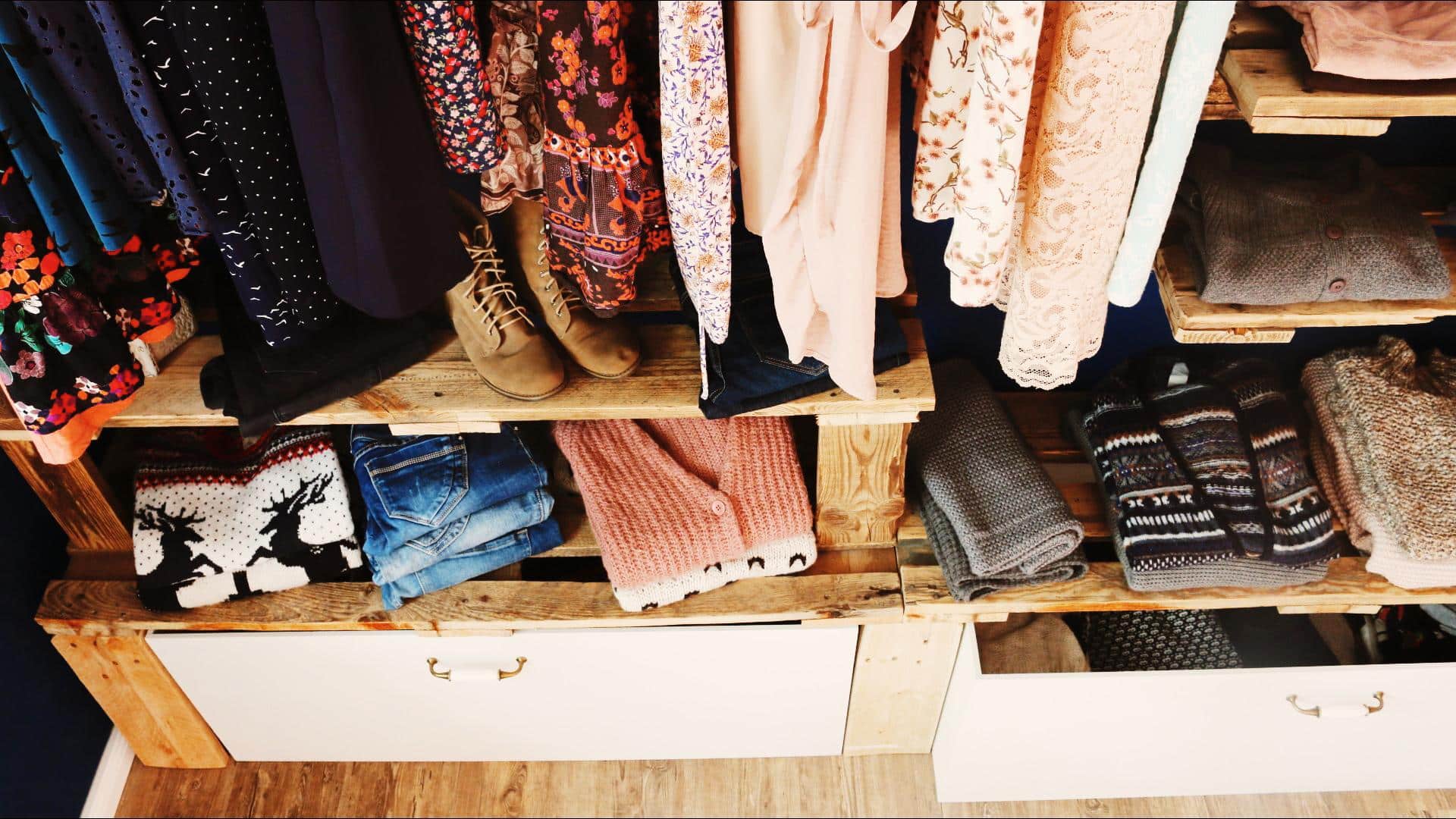 ᐅᐅ】Begehbarer Kleiderschrank ᐅ Aus Paletten & Weinkisten bauen ᐅᐅ】Begehbarer Kleiderschrank ᐅ Aus Paletten & Weinkisten bauen