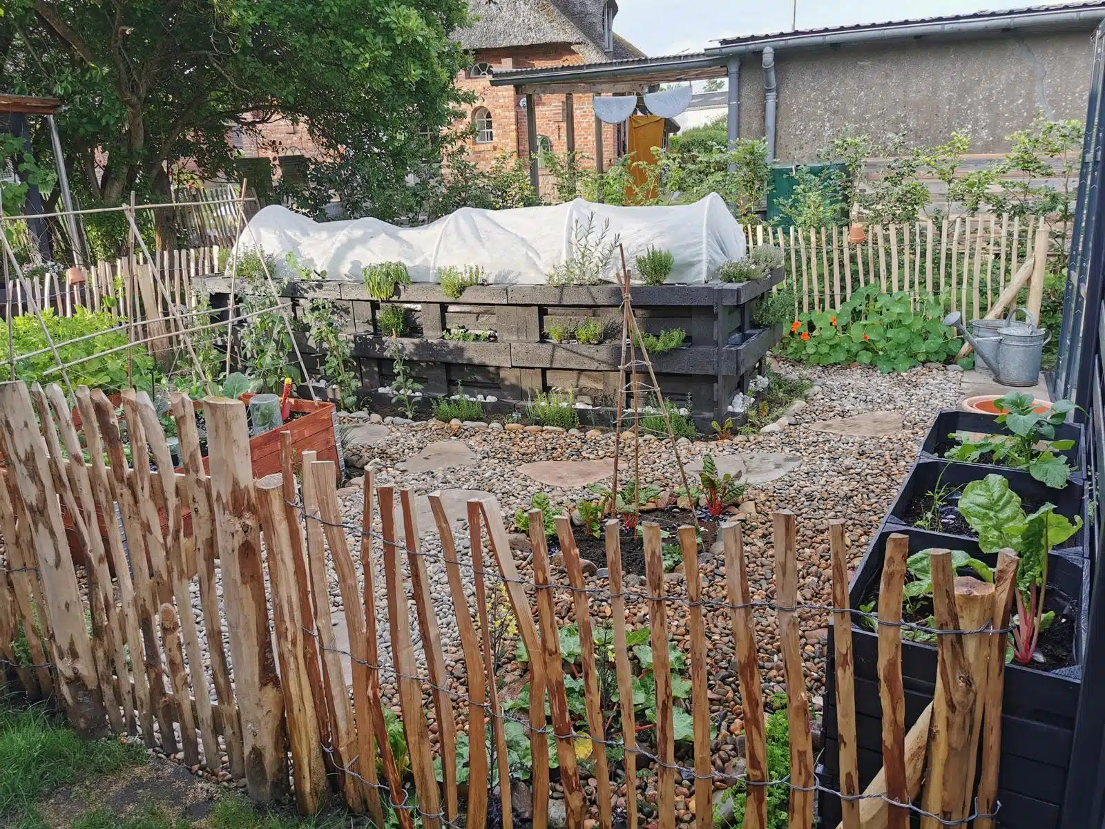 hochbeet-aus-paletten-garten