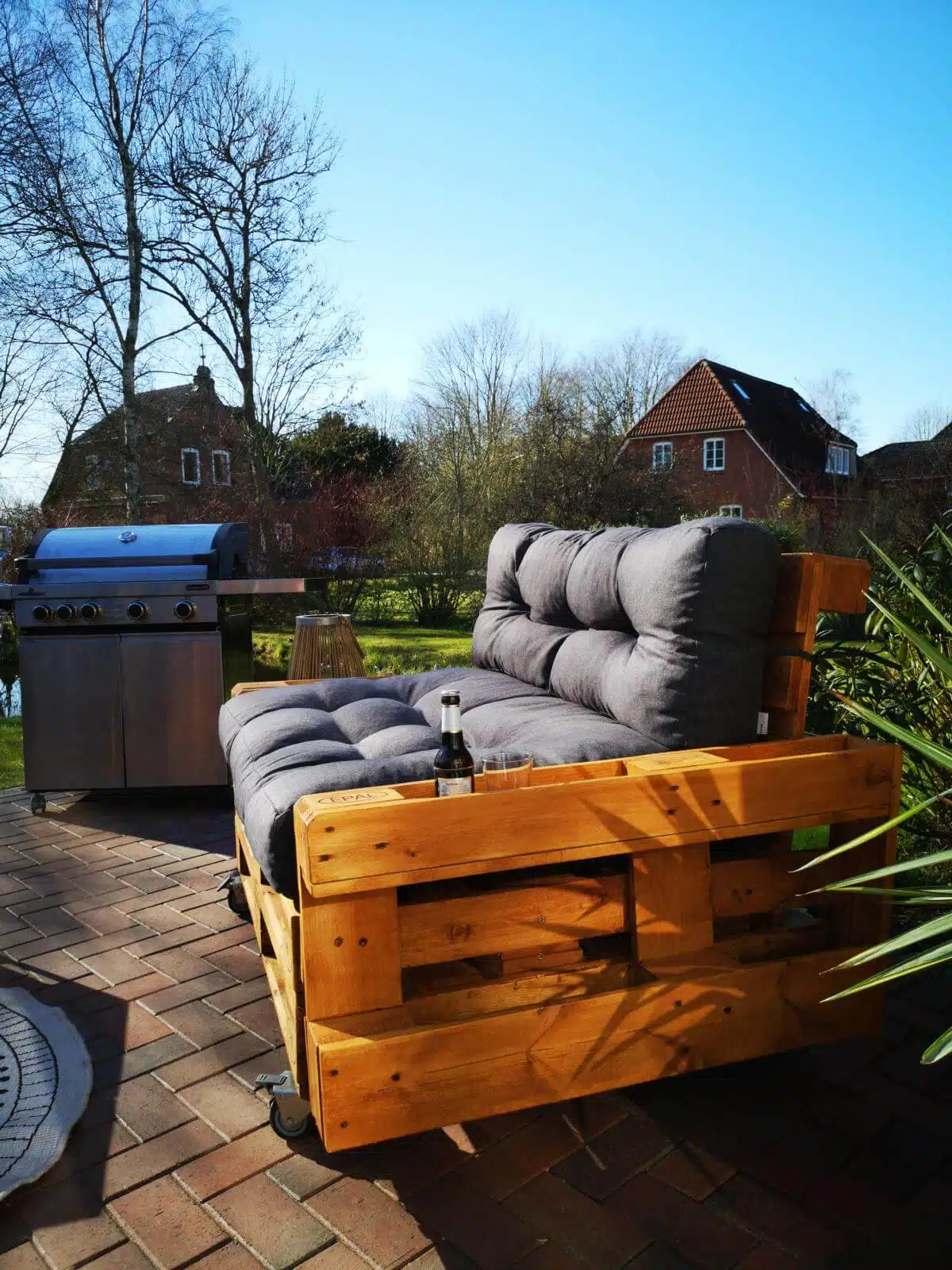 paletten-lounge-auf-balkon-sofa-balkonmoebel