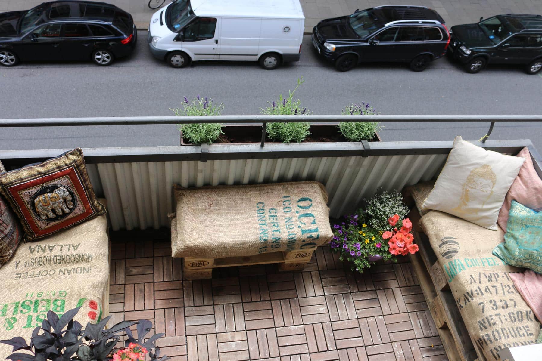 paletten-sofa-kleiner-balkon