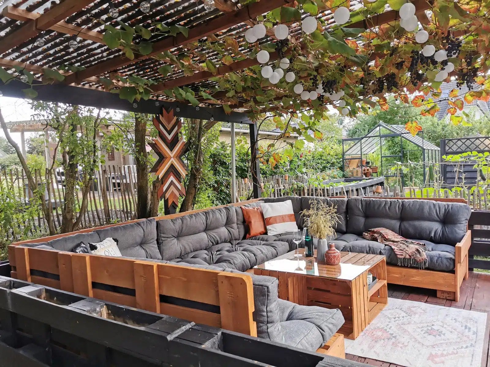 terrassenmoebel-paletten-lounge-sofa-terrasse