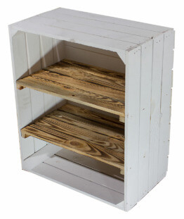 weisse-holzkiste-mit-regalboeden