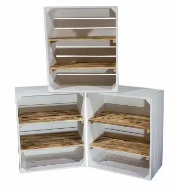 weisse-holzkiste-mit-regalboeden