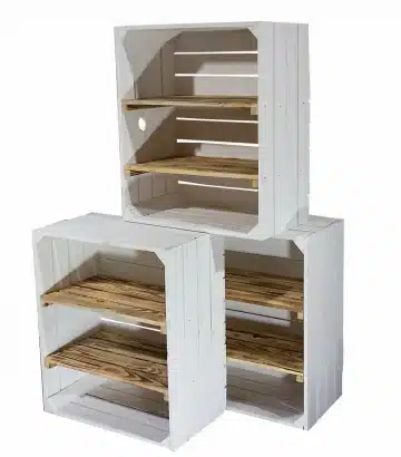 weisse-holzkiste-mit-regalboeden