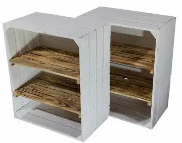weisse-holzkiste-mit-regalboeden
