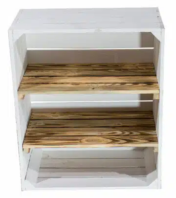 weisse-holzkiste-mit-regalboeden